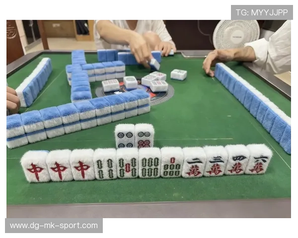 球员在场上与对手玩麻将，用“红中”当球踢进叫“胡了”